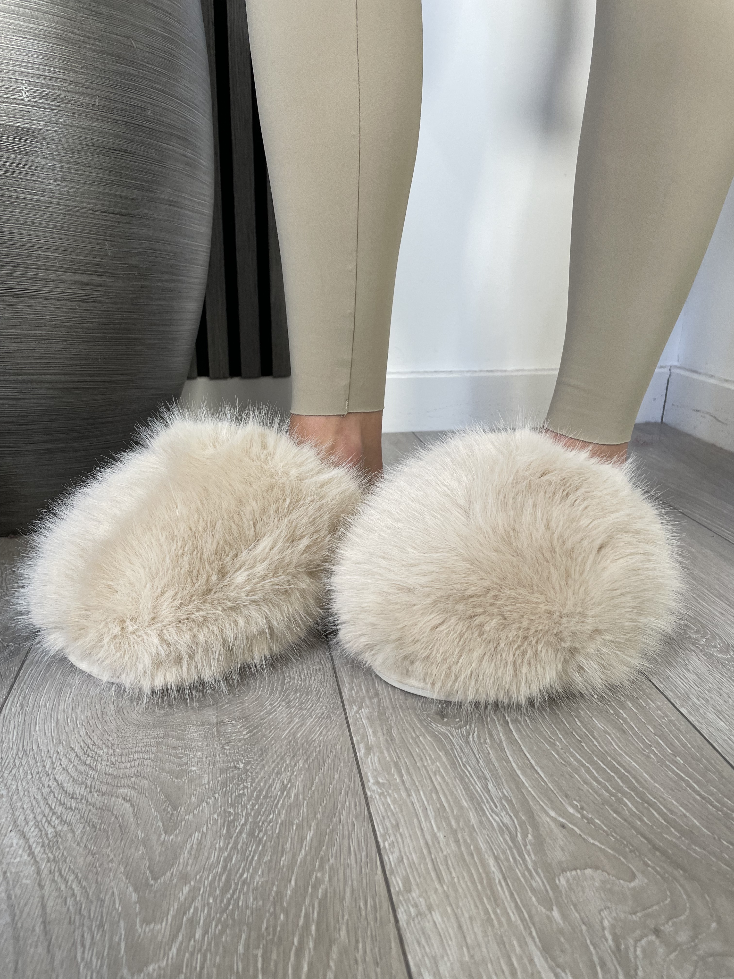 Round toe flat shoes